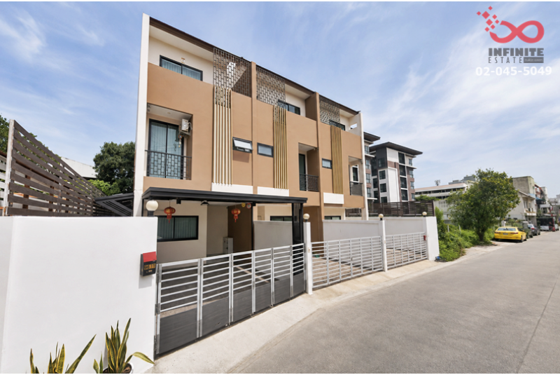 ขายทาวน์เฮาส์ 3 ชั้น 19 ตร.ว. ซ.ลาดพร้าว 96 วังทองหลาง บ้านใหม่ พร้อมอยู่ ใกล้รถไฟฟ้าสายสีเหลือง